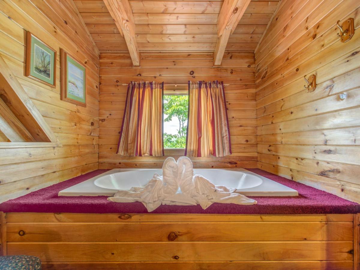 Bear Tracks, 2 Bedrooms, Hot Tub, Fireplace, Wifi, Jetted Tub, Sleeps 6 Gatlinburg Dış mekan fotoğraf